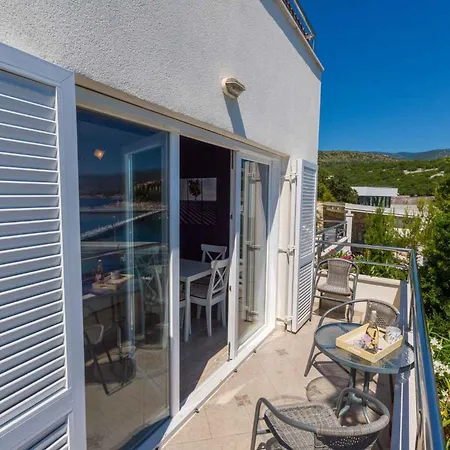 Apartament In 14224 Novi Vinodolski